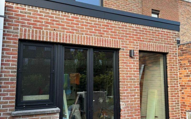 WhatsApp Image 2024-11-15 at 16.17.15 (2) Moderne bakstenen woning met grote ramen en deur.