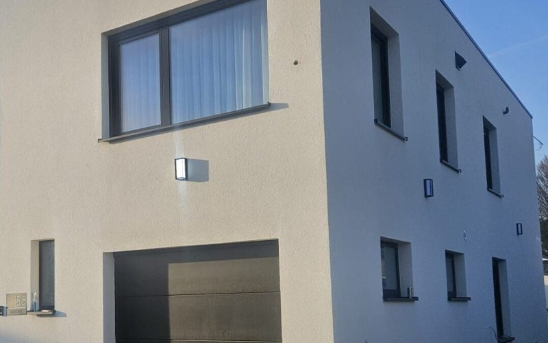 WhatsApp Image 2025-03-03 at 20.36.34 (3) Moderne witte woning met grote garagedeur