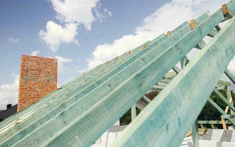 freepik_standard_36259647_11zon Dakconstructie in aanbouw met heldere lucht